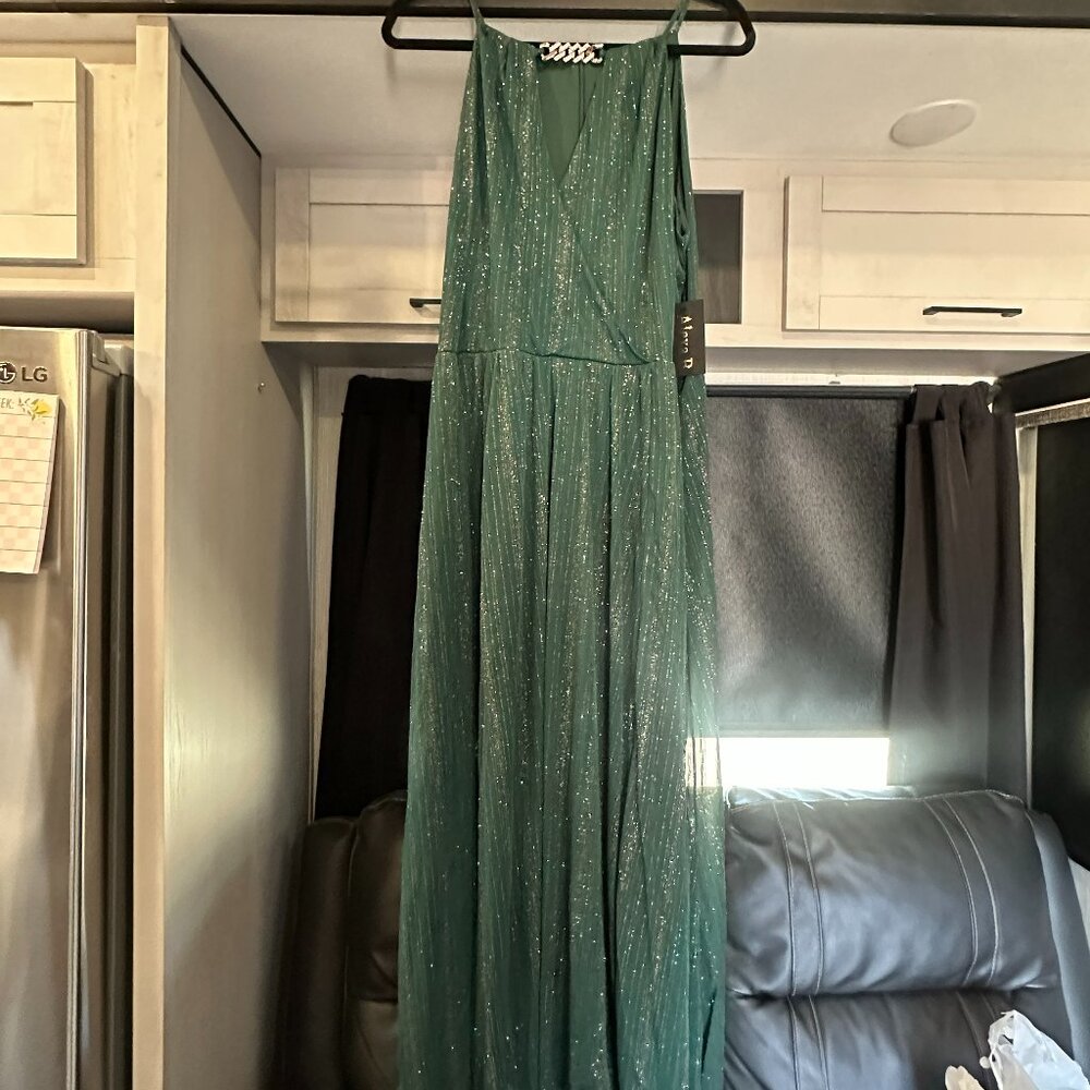 ✨ Alexa B. Women’s Green Glitter Evening Gown – Size 16W – New with Tags ✨